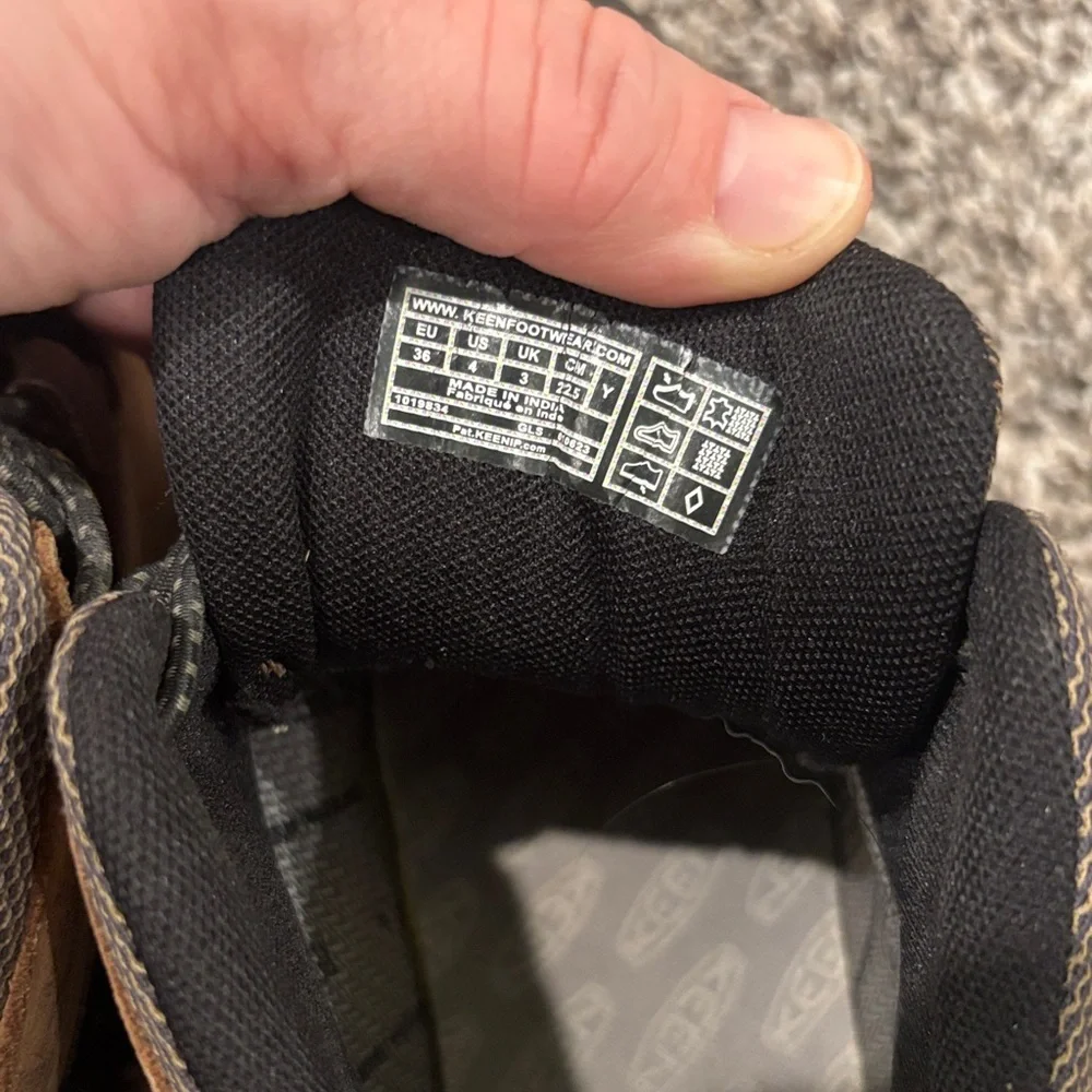 Keen Boys Tan and Black Hiking Boots Size 4